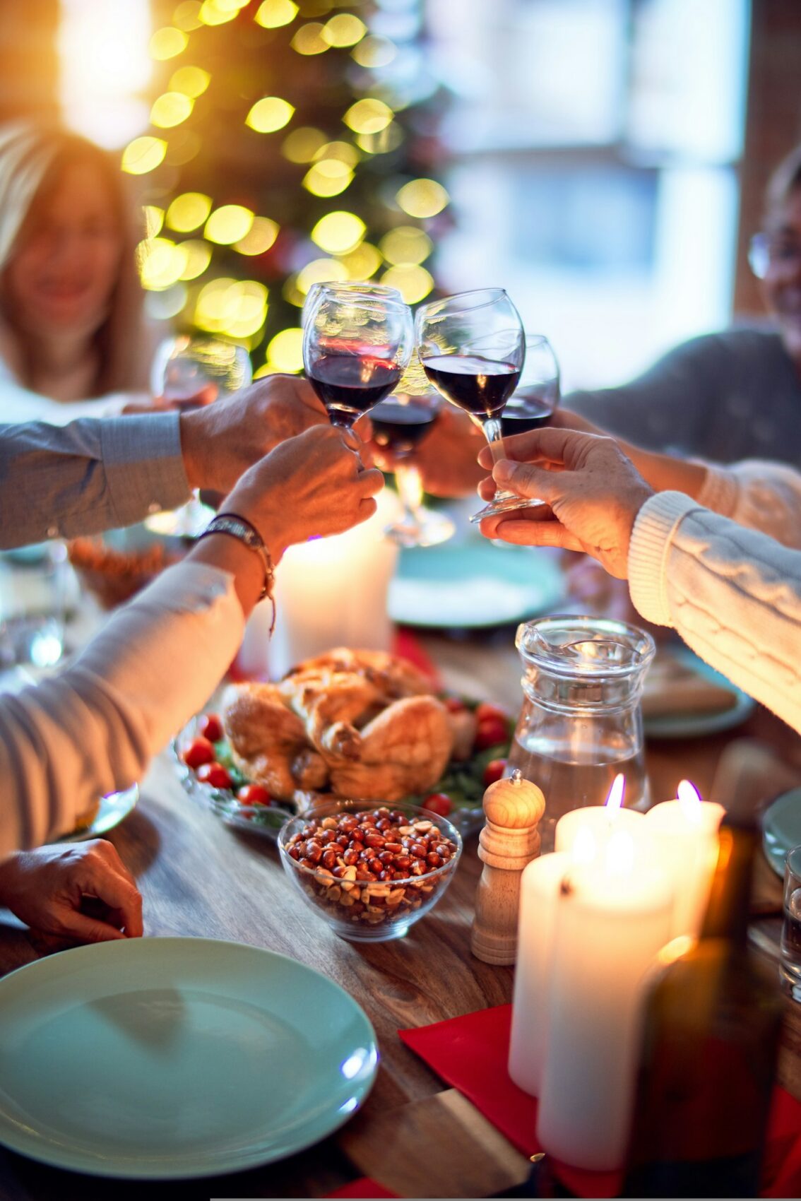 Proosten boven een feestelijk gedekte tafel tijdens een kerstborrel