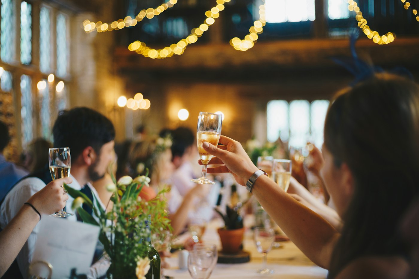 Proosten met wijn tijdens een nieuwjaarsborrel